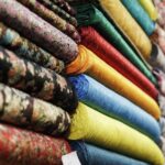 Materiały do produkcji odzieży i dekoracji – czego warto szukać w hurtowni tkanin?