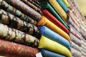 Materiały do produkcji odzieży i dekoracji – czego warto szukać w hurtowni tkanin?